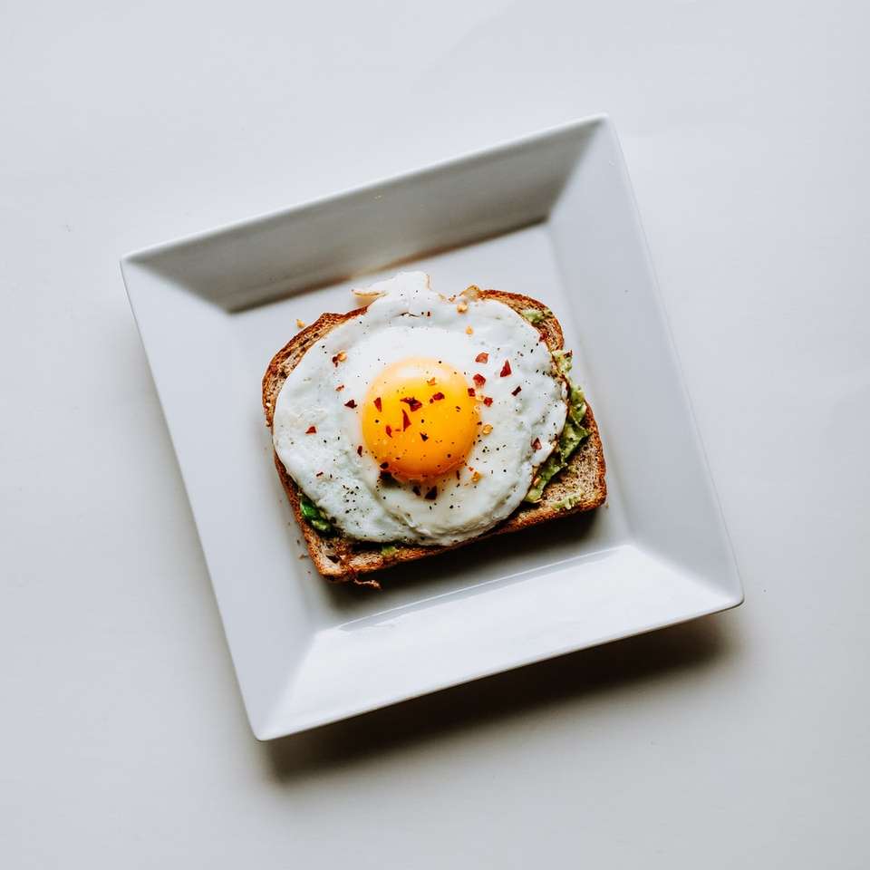 Tostowy chleb pszenny ze jajkiem sadzonym puzzle online