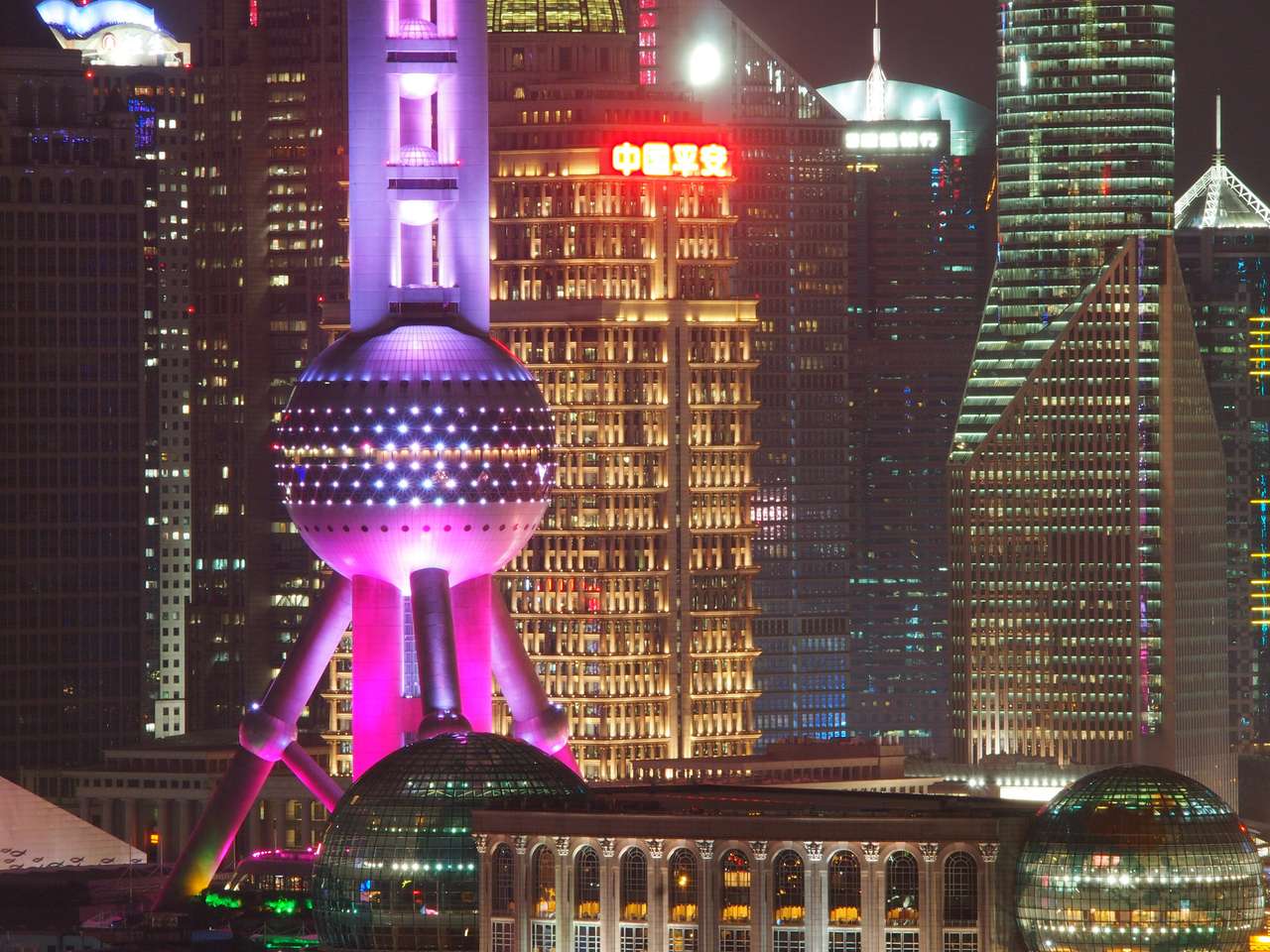 Szanghaj, Chiny - 13 października 2016: Futurystyczna architektura orientalnej wieży perły w Pudong puzzle online