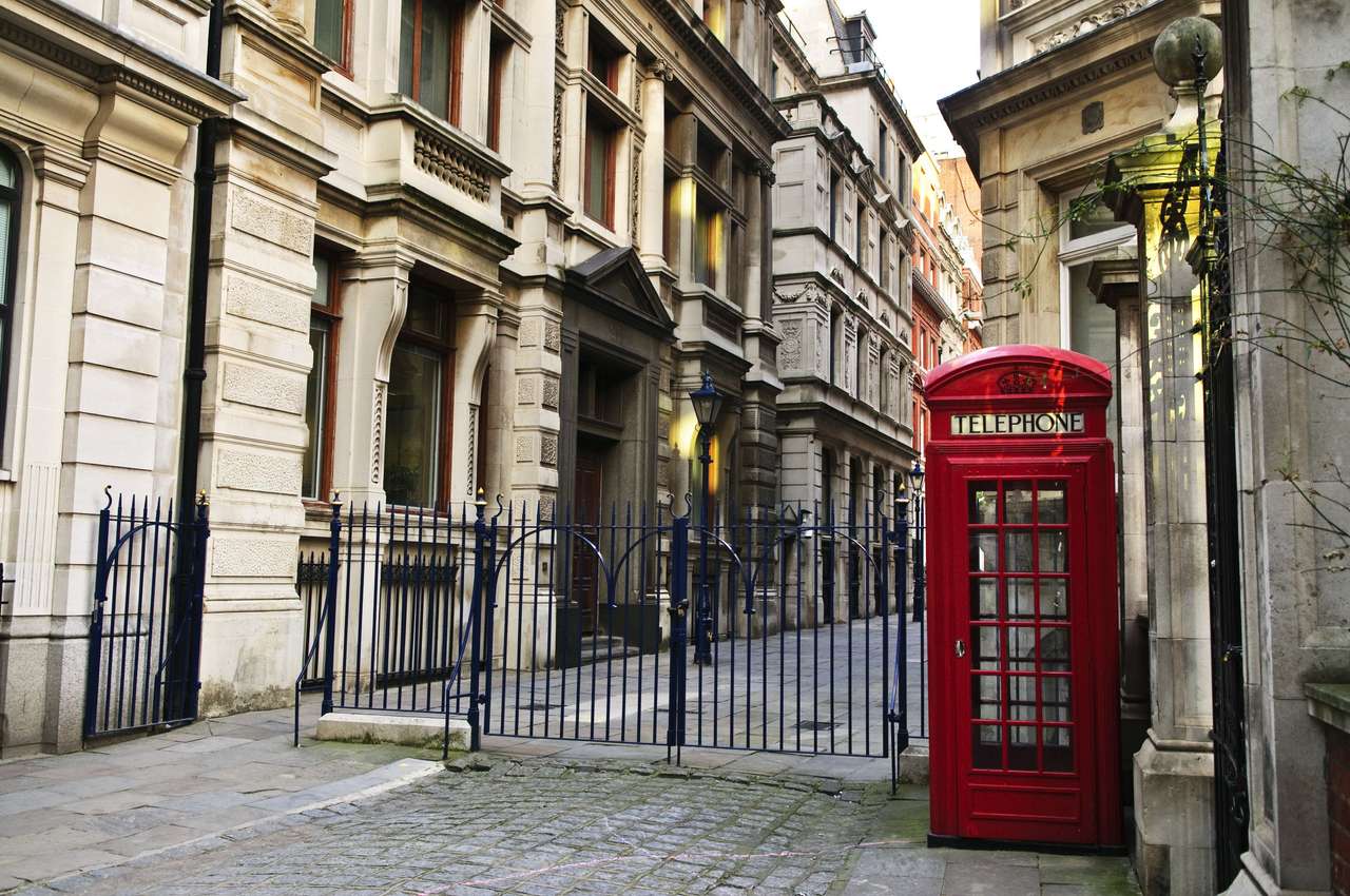 Czerwona skrzynka telefoniczna w pobliżu starych budynków w Londynie puzzle online