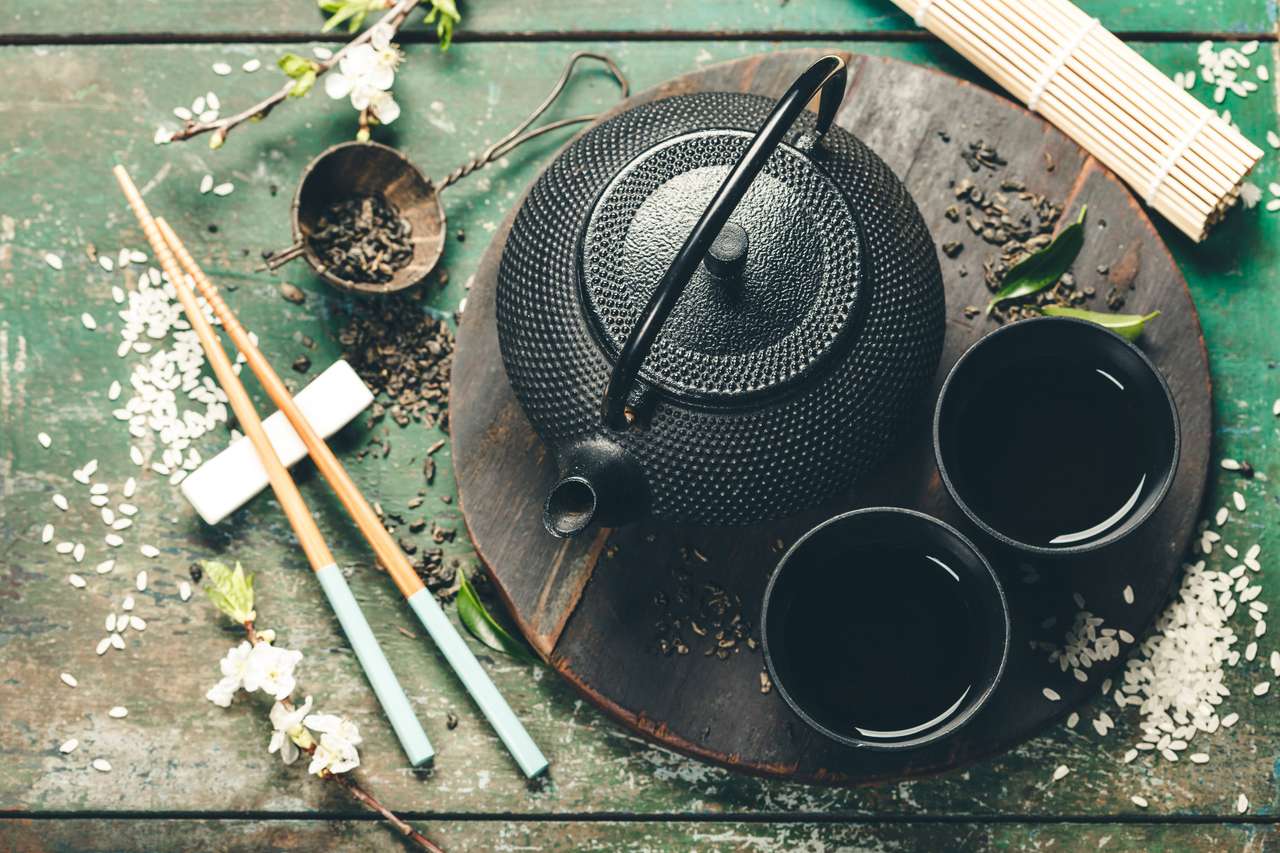 Китайски комплект чай и пръчици на селска дървена маса пъзел