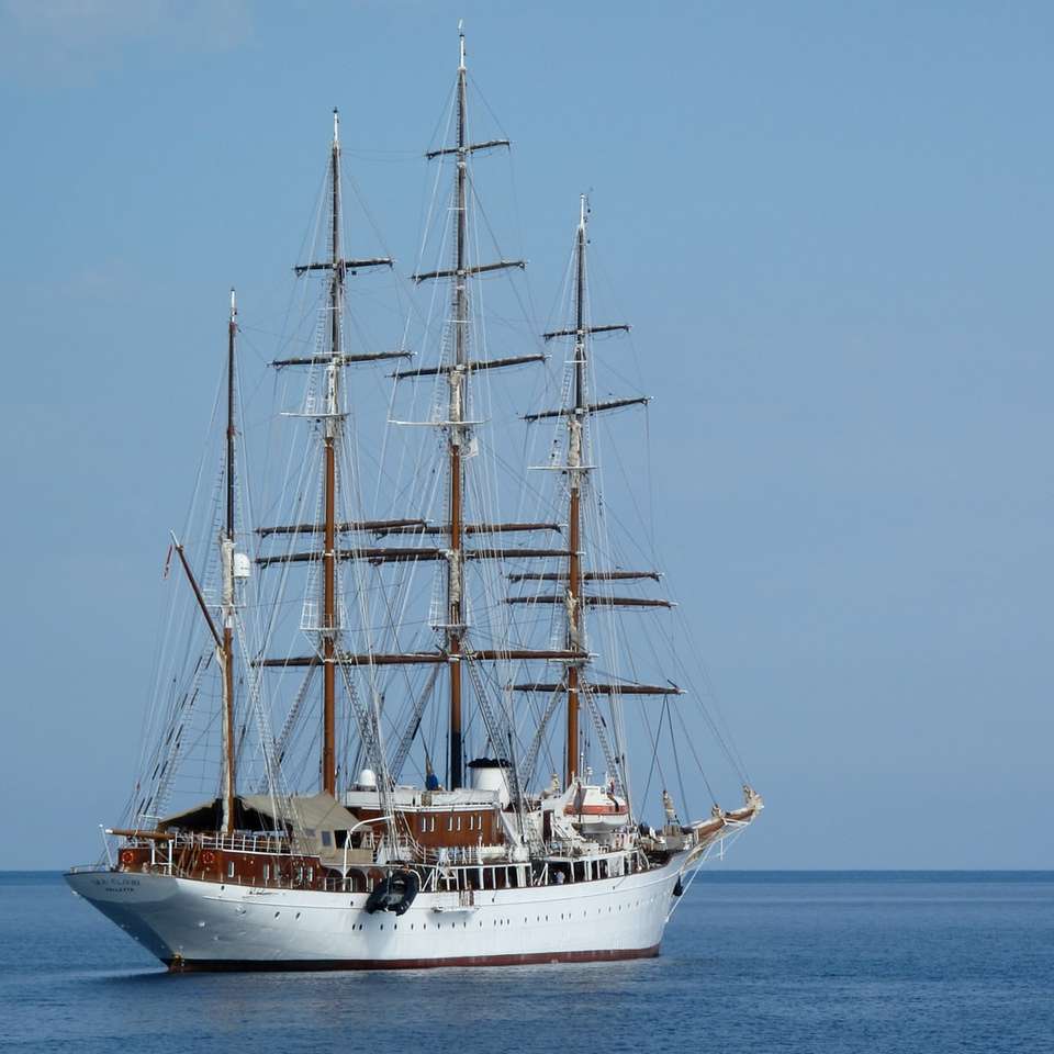 Biały statek na niebieskim wodzie oceanu w ciągu dnia puzzle online