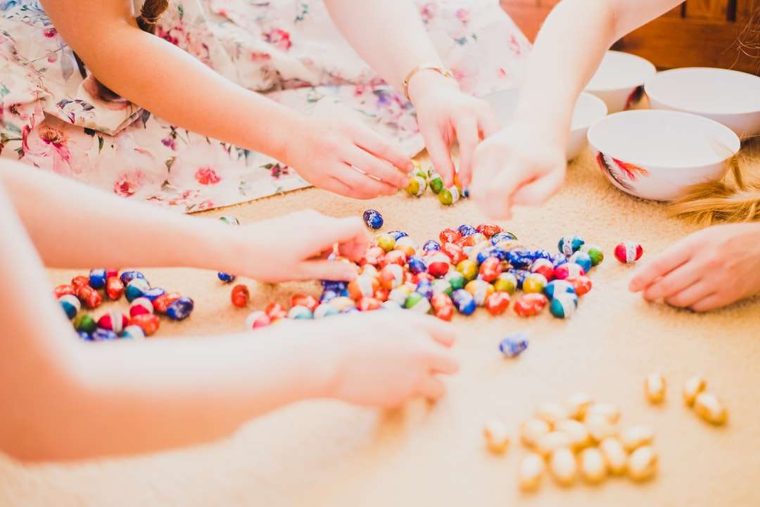grupa dzieci bawiących się czekoladą z jajek puzzle online