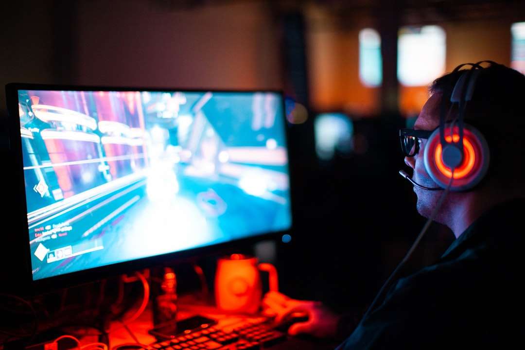 osoba korzystająca z komputera grająca w grę FPS puzzle online