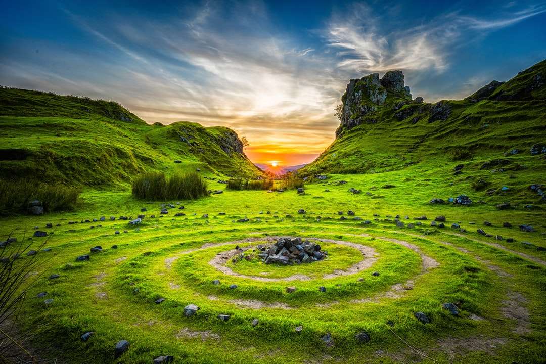 Pole zielonej trawy podczas zachodu słońca puzzle online