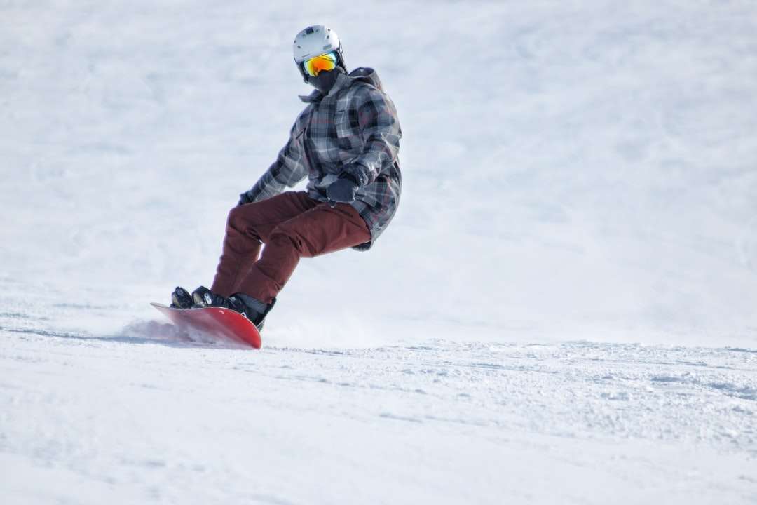 osoba jeżdżąca na snowboardzie puzzle online