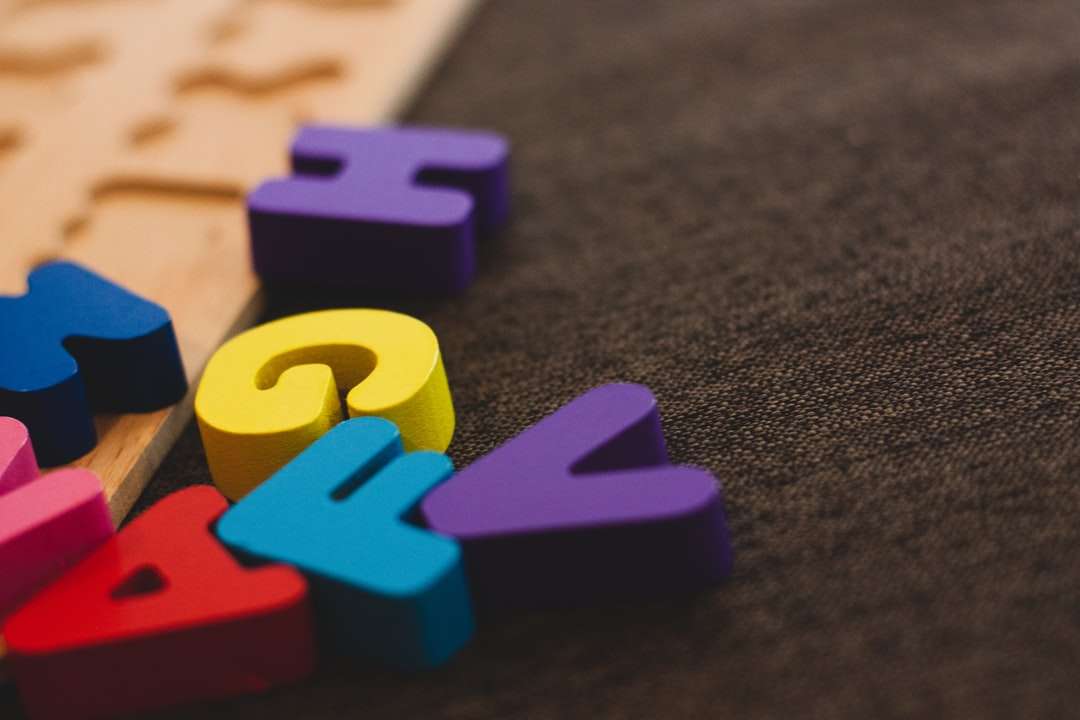 Alfabet uczenie się zabawki na szarej odzieży puzzle online
