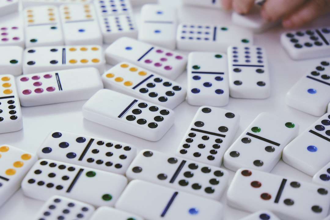 Domino płytki puzzle online