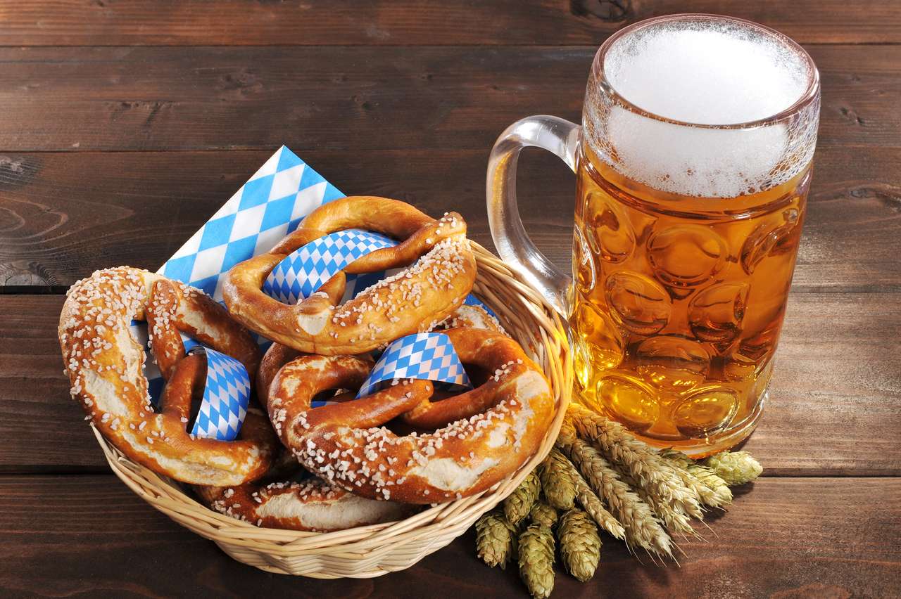 Oryginalny Bawarski Oktoberfest precle solone miękko w koszu z piwem z Niemiec na desce puzzle online