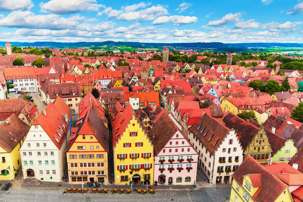 Sceniczna letnia panorama starego miasta architektura i rynek w Rothenburg ob der Tauber, Bawaria, Niemcy puzzle online