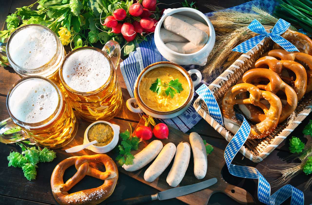 Bawarskie kiełbaski z precle, słodką musztardą i kuflami piwnymi na rustykalnym drewnianym stole. Menu Oktoberfest. puzzle online