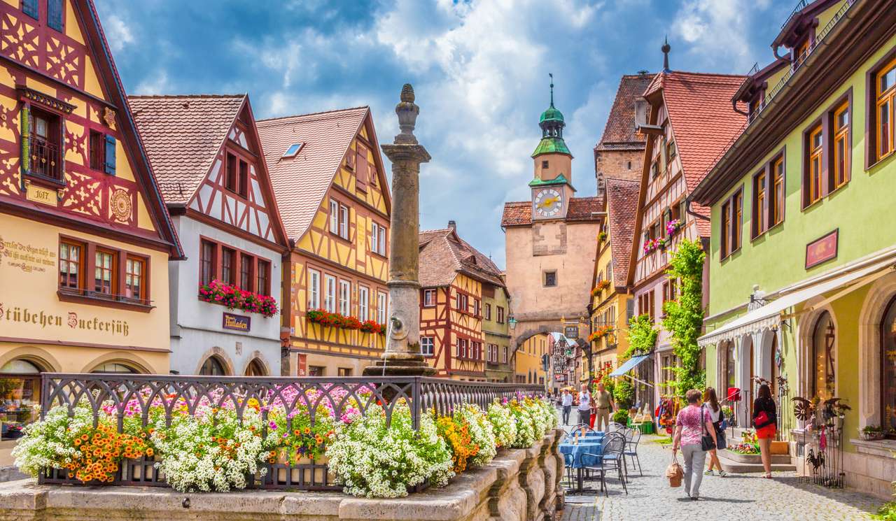 Vedere frumoasă de carte poștală a celebrului oraș istoric al lui Rothenburg Ob der Tauber într-o zi însorită cu cerul albastru și nori în timpul verii, Franconia, Bavaria, Germania puzzle