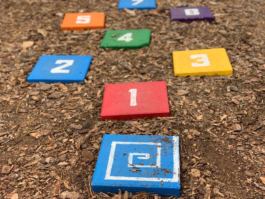 Kolorowe bloki liczbowe na ziemi puzzle online