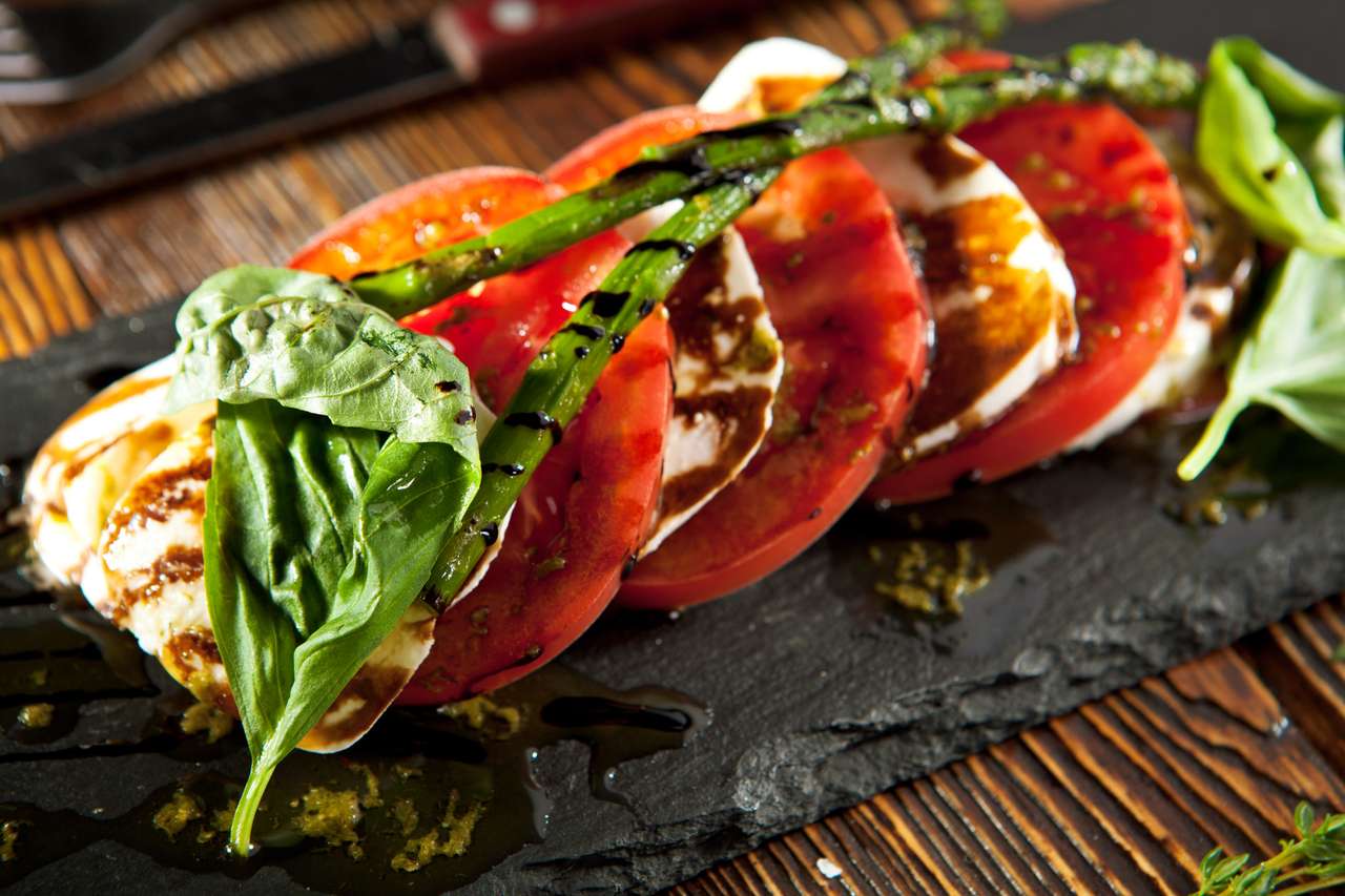 Sałatka Caprese - sałatka z pomidorami, serem mozzarelli, bazylią, szparagami i balsamicznym. Sos sałatkowy z sosem pesto puzzle online