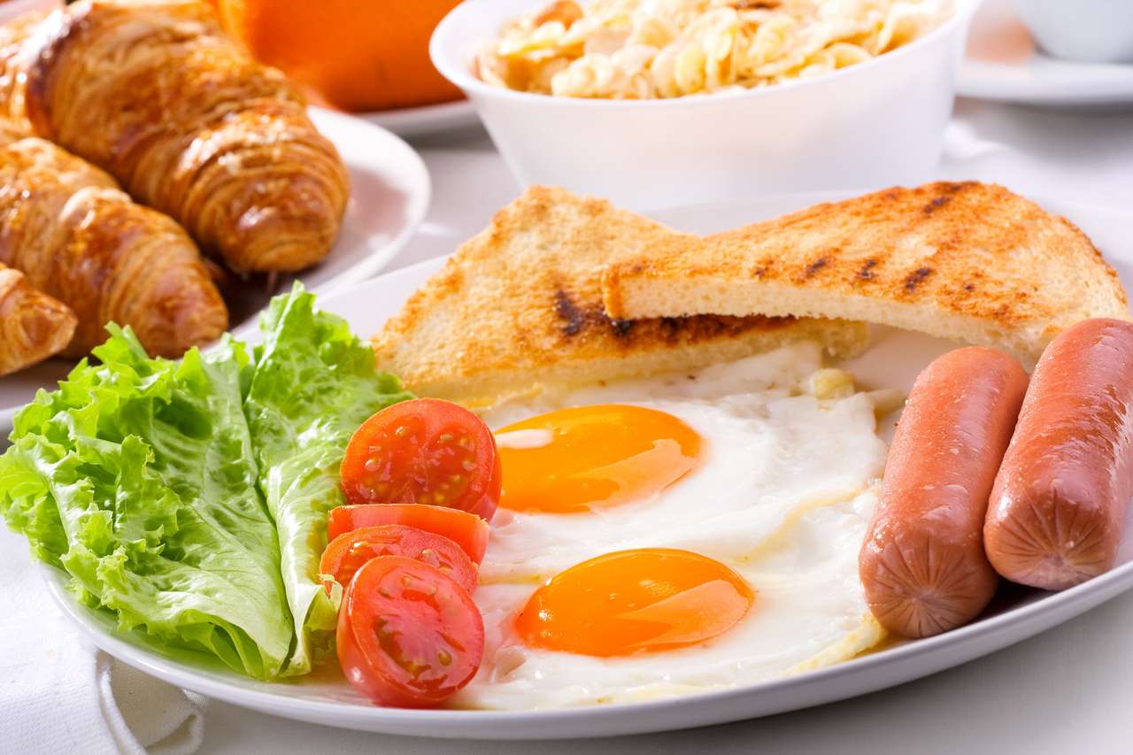 Smażone jajka, kiełbasy, pomidory i grzanki puzzle online