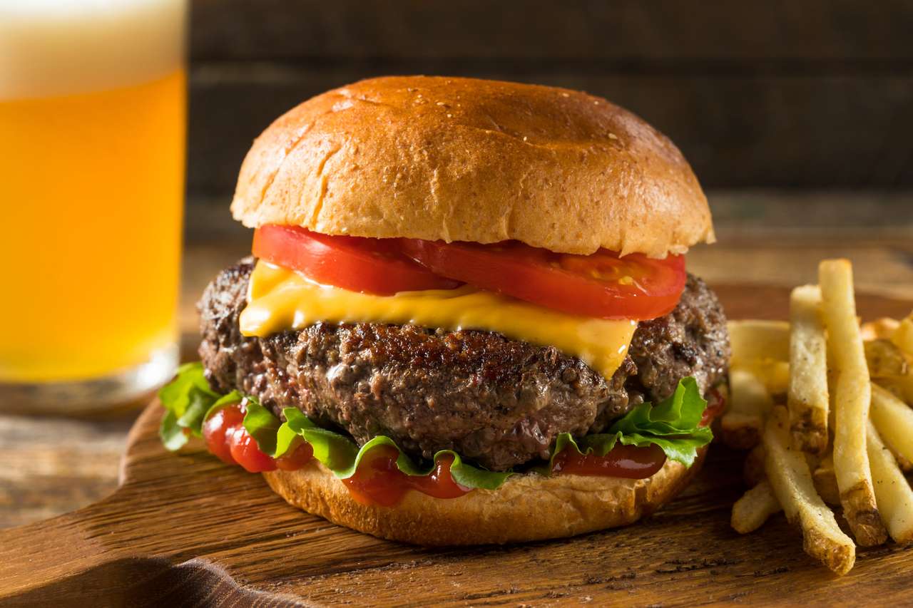 Domowej roboty trawy karmił cheeseburger z frytkami i piwem puzzle online