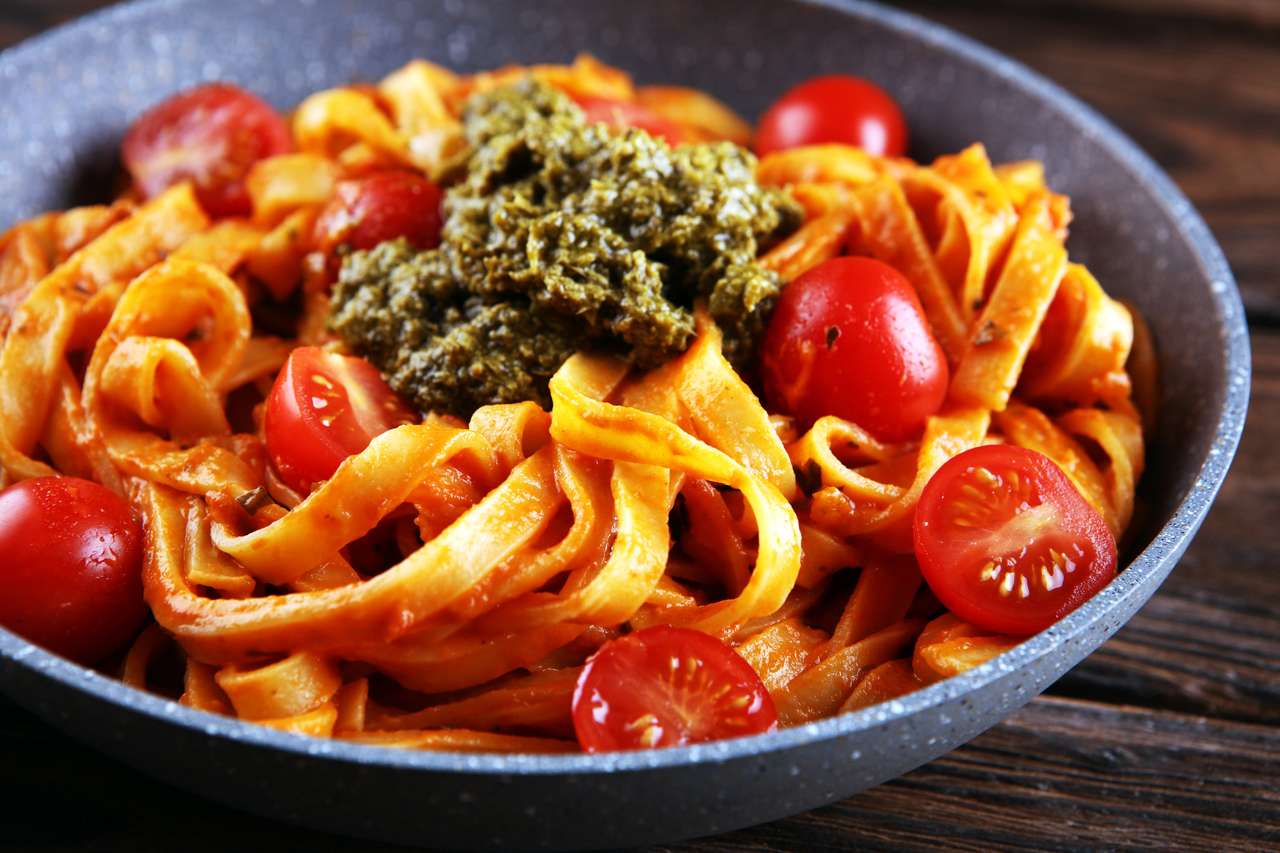 Makaron Tagliatelle z sosem pomidorowym Parmezan Basil puzzle online