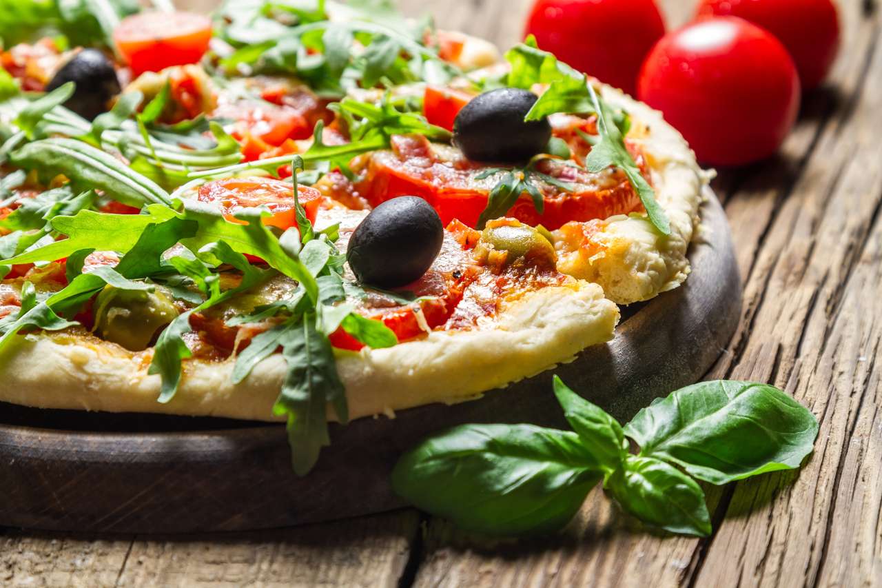 Zbliżenie świeżo upieczonej pizzy z bazylią i pomidorami puzzle online