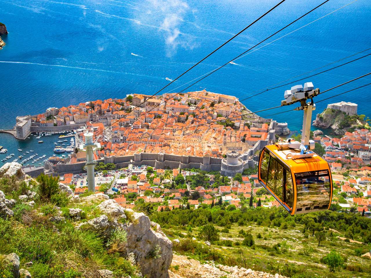 Powietrzny panoramiczny widok stary miasteczko Dubrownik z słynnym kolejką linową na SRD górze w słoneczny dzień z niebieskim niebem i chmurami w lecie, Dalmacja, Chorwacja puzzle online