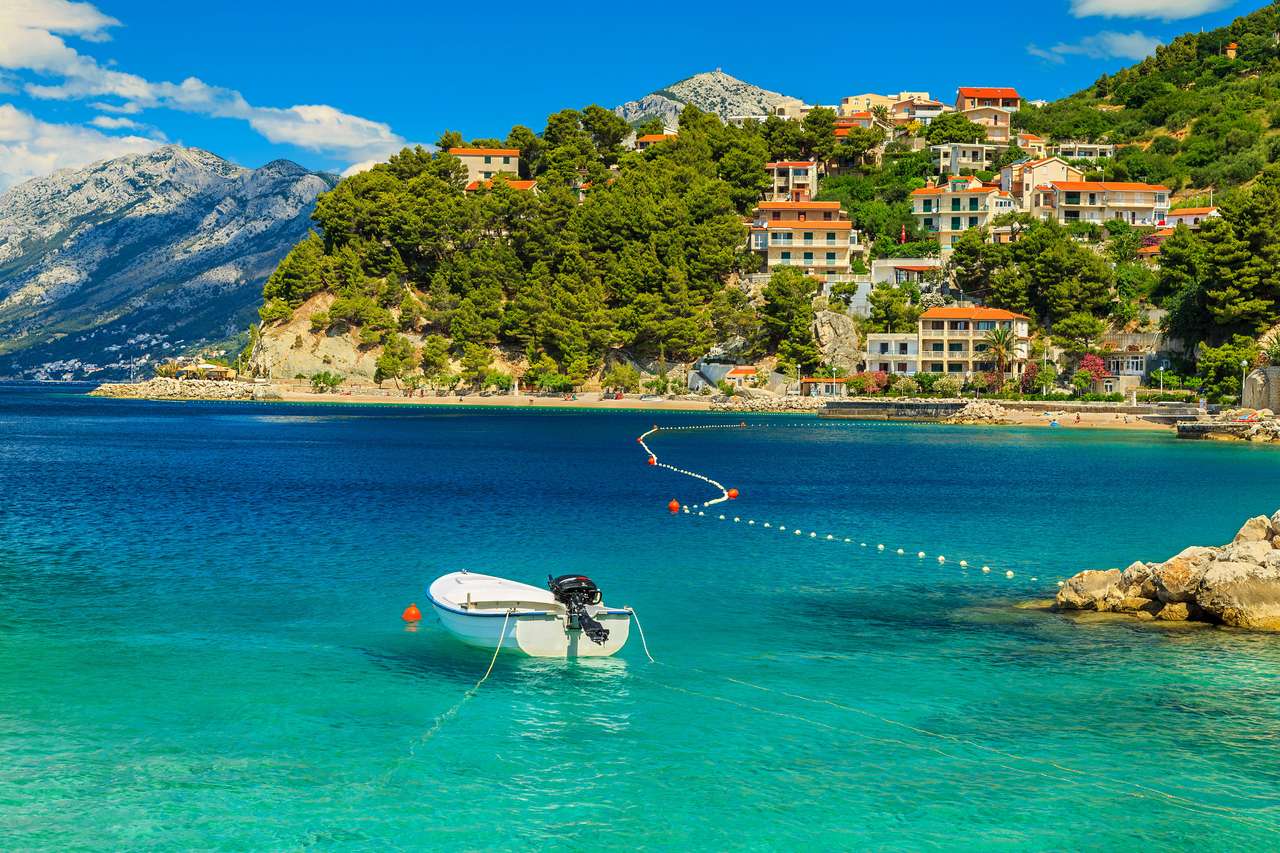 Impresionante paisaje de verano con mar Adriático, montañas de biokovo y maravillosa bahía, playa de Brela, Dalmacia, Croacia, Europa rompecabezas