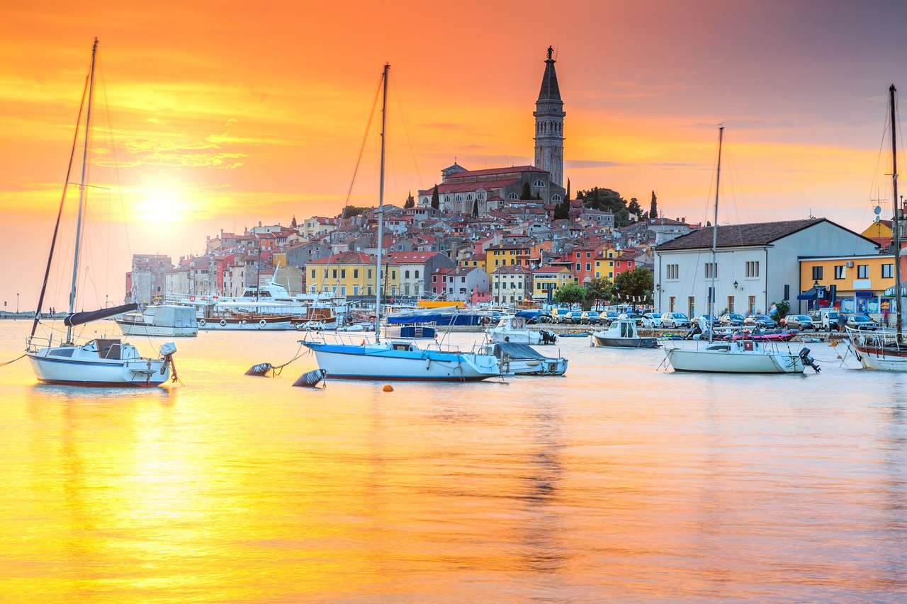 Wspaniały romantyczny stare miasto Rovinj i sławny port rybacki z magicznym zachodem słońca, półwysep Istrii, Chorwacja, Europa puzzle online