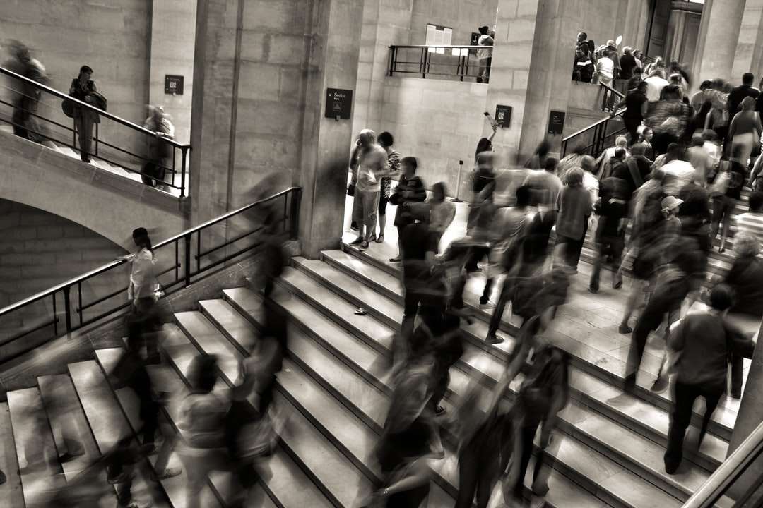 grupa ludzi chodzących po schodach puzzle online