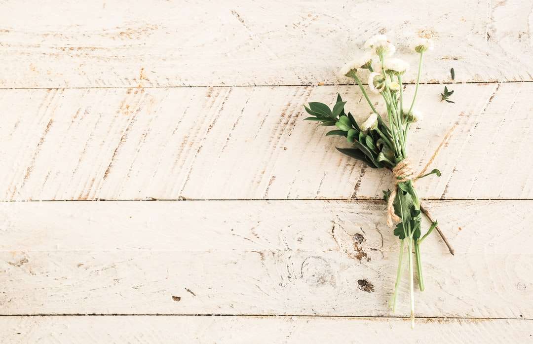 Biały bukiet kwiatów na drewnianej powierzchni puzzle online