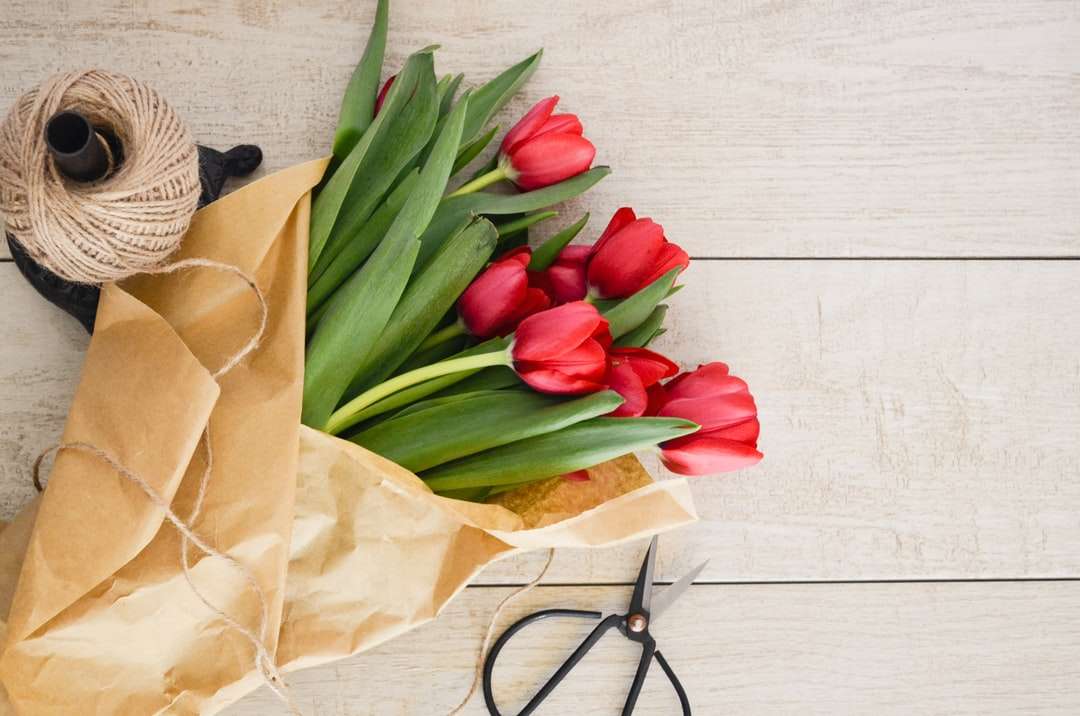 Bukiet kwiatów czerwonych tulipanów na brązowej drewnianej palecie puzzle online