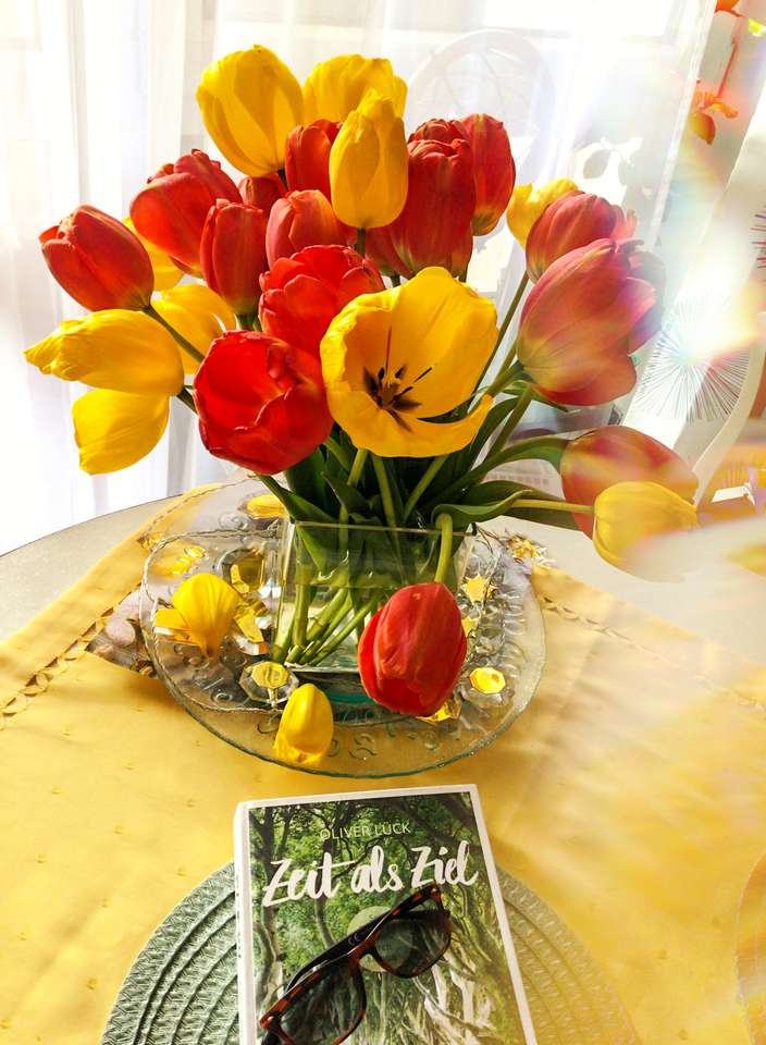 Tulipan zbłąkany na stole puzzle online