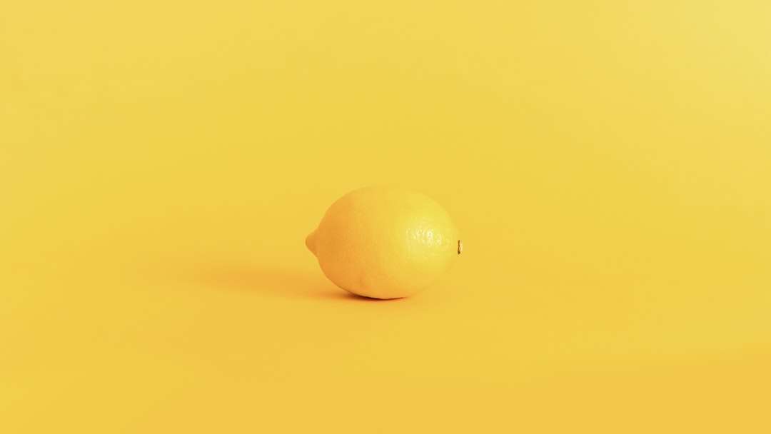 Żółta owocowa owoc na żółtej powierzchni puzzle online