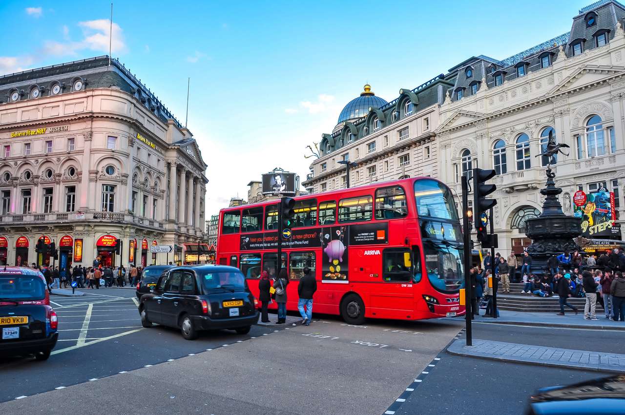 Londyn, Wielka Brytania - kwiecień 2018: Piccadilly Circus o zachodzie słońca puzzle online