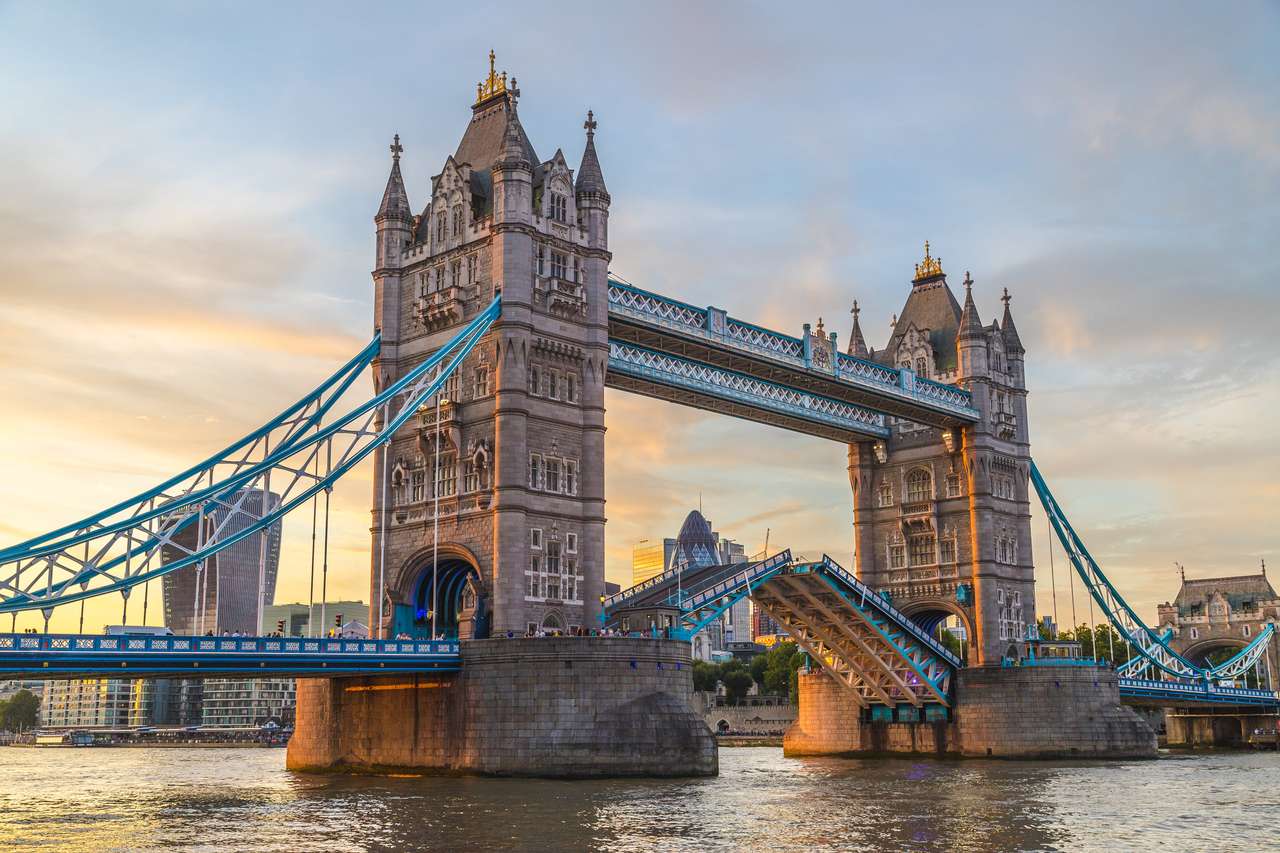 Tower Bridge w Londynie o zachodzie słońca. Jest to jeden z najstarszych mostów i zabytków oraz popularna atrakcja turystyczna. puzzle online