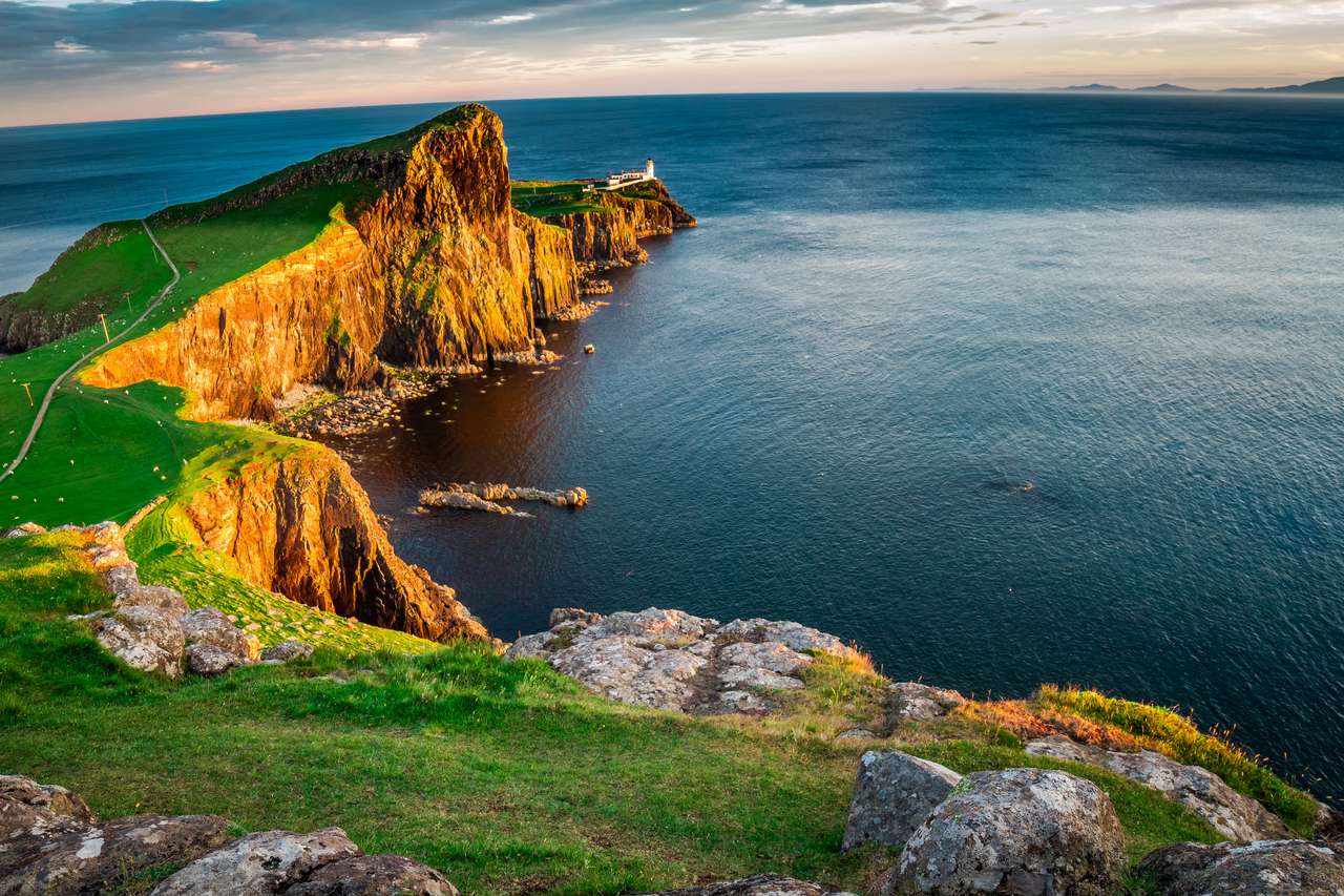 Neist Point Lighthouse o zmierzchu, Szkocji, Wielkiej Brytanii puzzle online