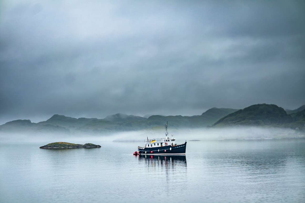 Samotna łódź jazda w mglistym morzu w szkockich wyżynach puzzle online