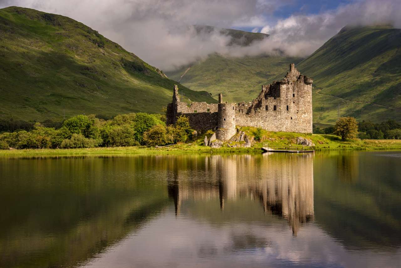 Odbicie zamku Kilchurn w Loch Awe, Highlands, Szkocja puzzle online