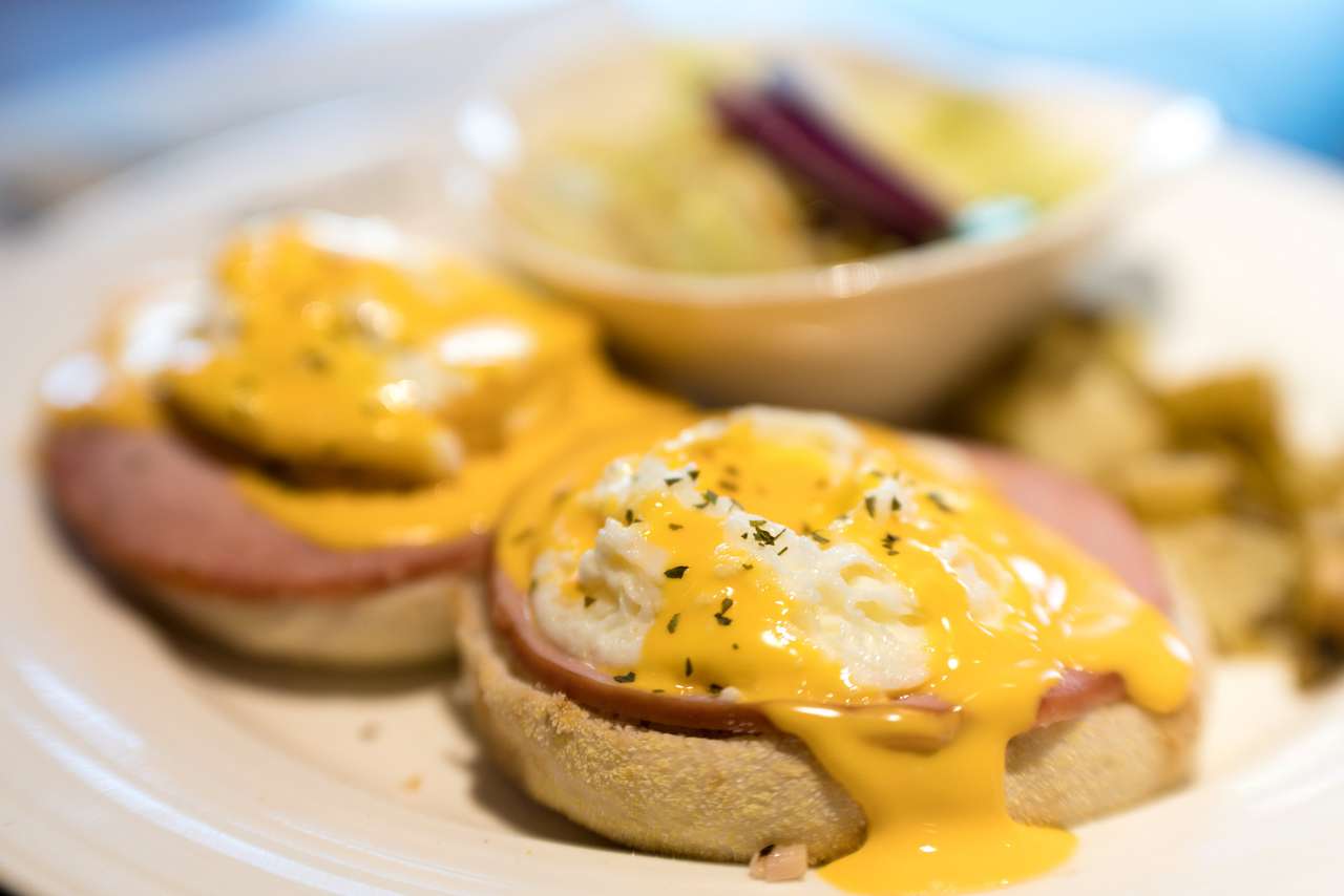 Weekendowe śniadanie wegetariańskie w Szkocji z dwoma jajkami Benedyktem na domowej roboty babeczki ze szpinakiem i żółtym sosem Hollandise. puzzle online