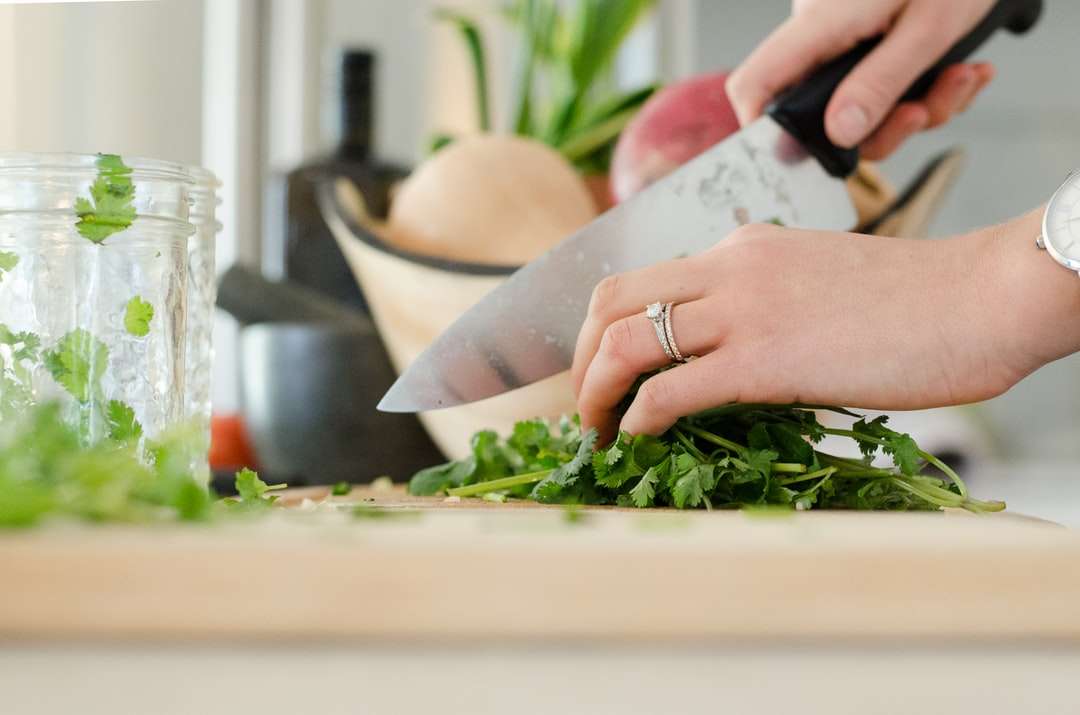 osoba cięcia warzyw z nożem puzzle online