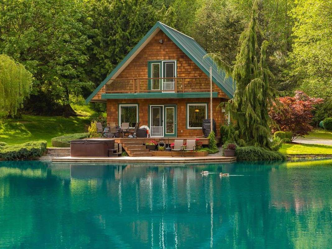 Dom w lesie nad wodą puzzle online