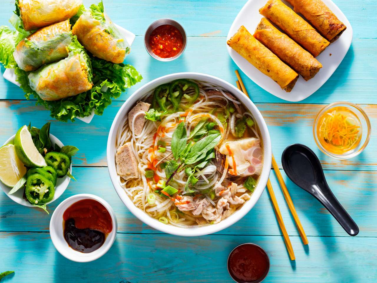 Wietnamska zupa Pho Bo z przystawkami puzzle online