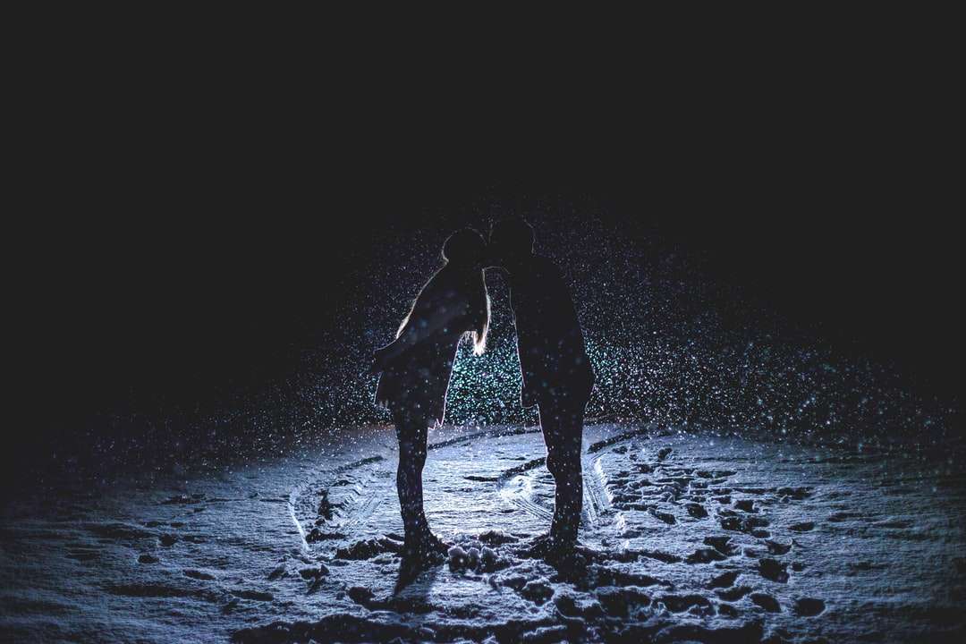 mężczyzna i kobieta całują się w środku deszczu puzzle online