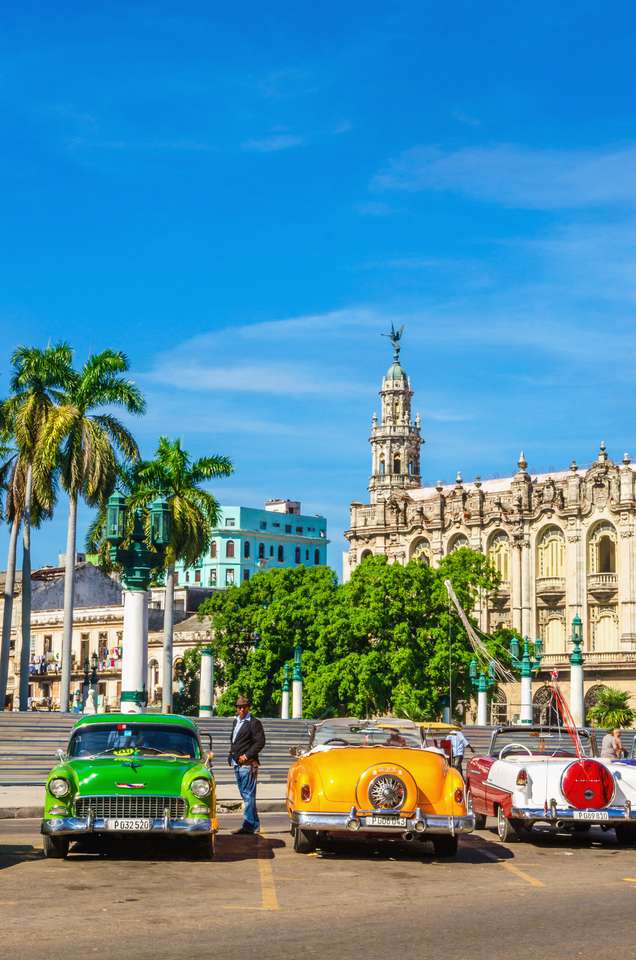 Klasyczne amerykańskie kolorowe samochody w Hawanie puzzle online