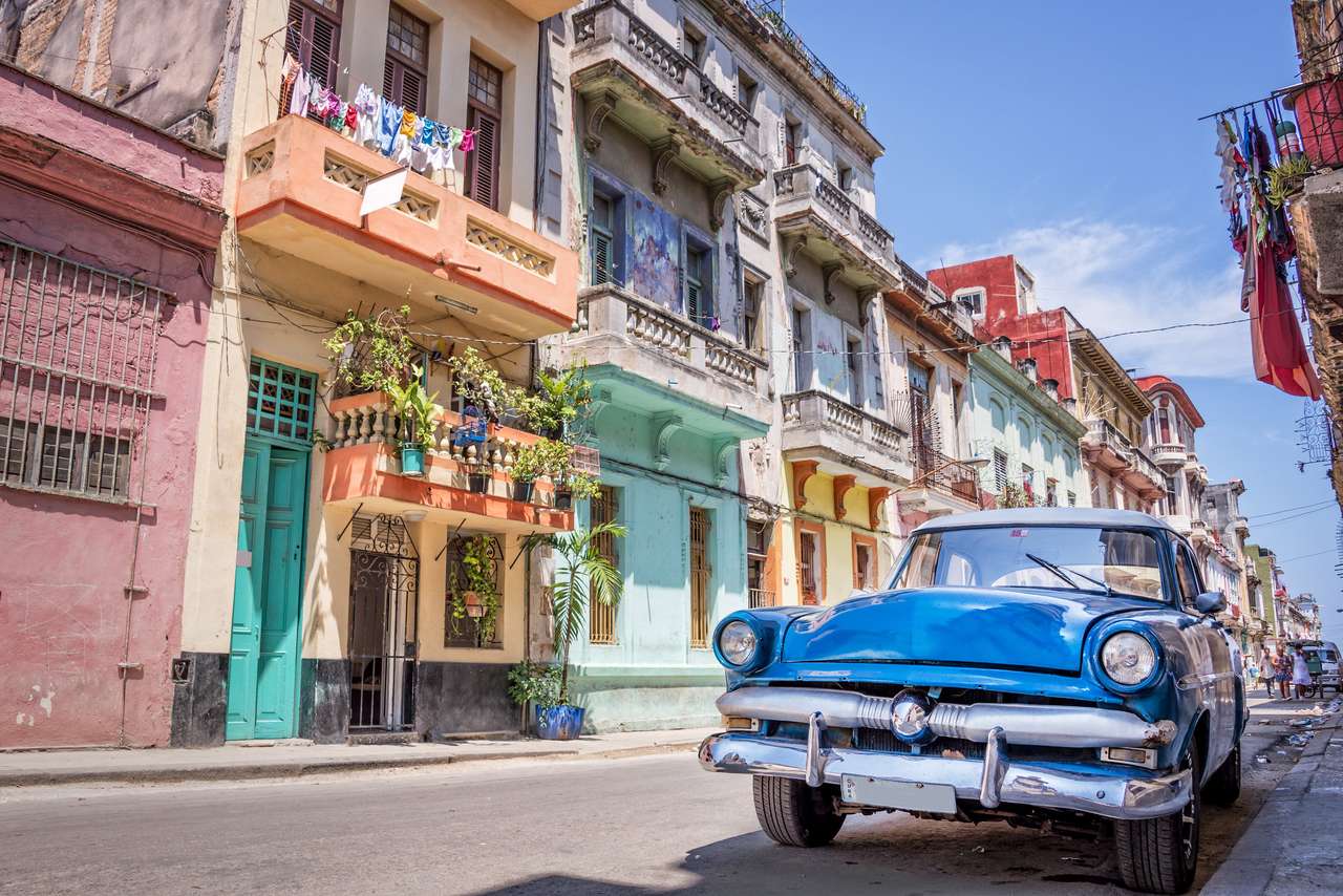 Vintage klasyczny amerykański samochód w Hawanie, Kuba puzzle online