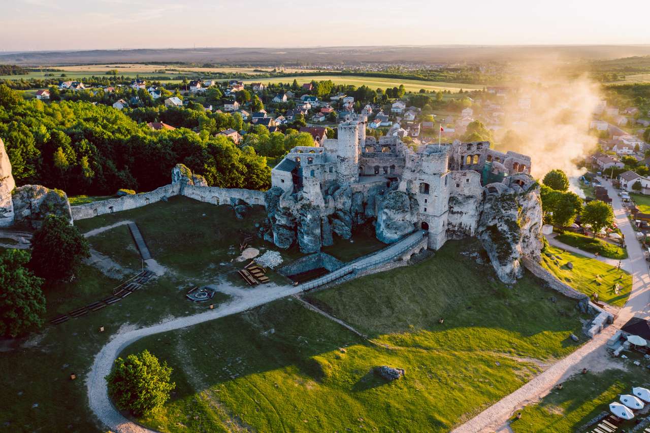 Średniowieczne ruiny zamku znajdujące się w Ogrodzieńcu, Polska puzzle online