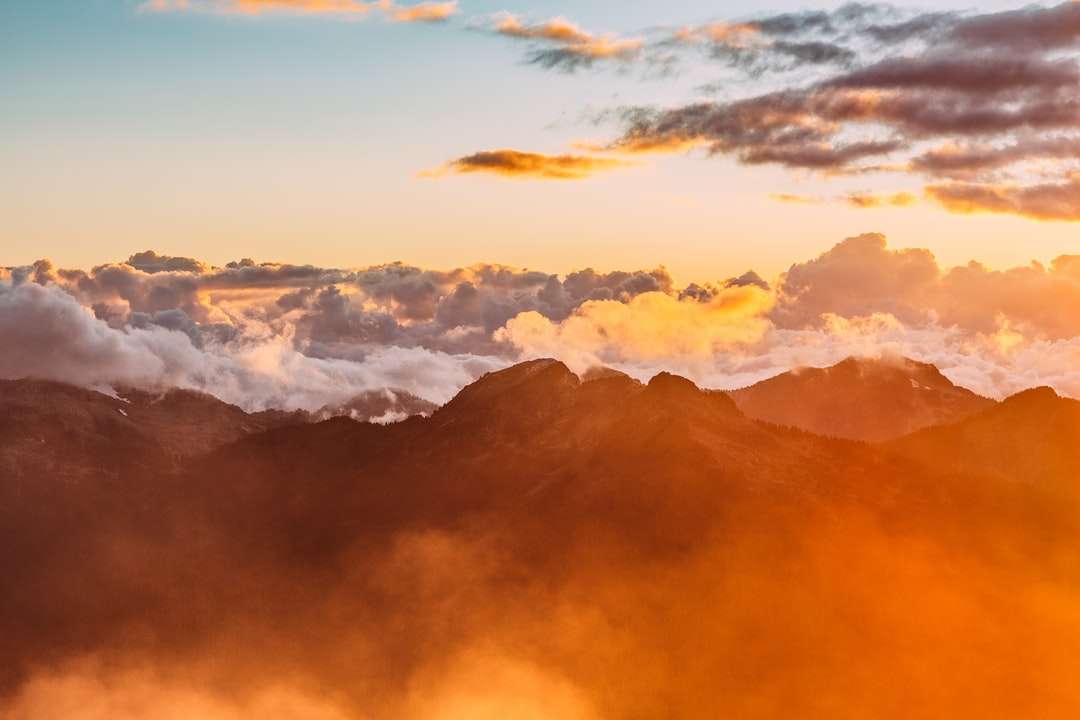 Fotografia krajobrazowa gór z pochmurnym niebem puzzle online
