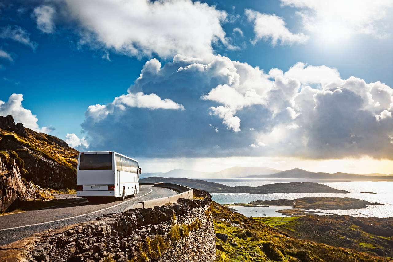 Turystyczny autobus podróżujący na górskiej drodze. Pierścień Kerry, Irlandia. Cel podróży puzzle online