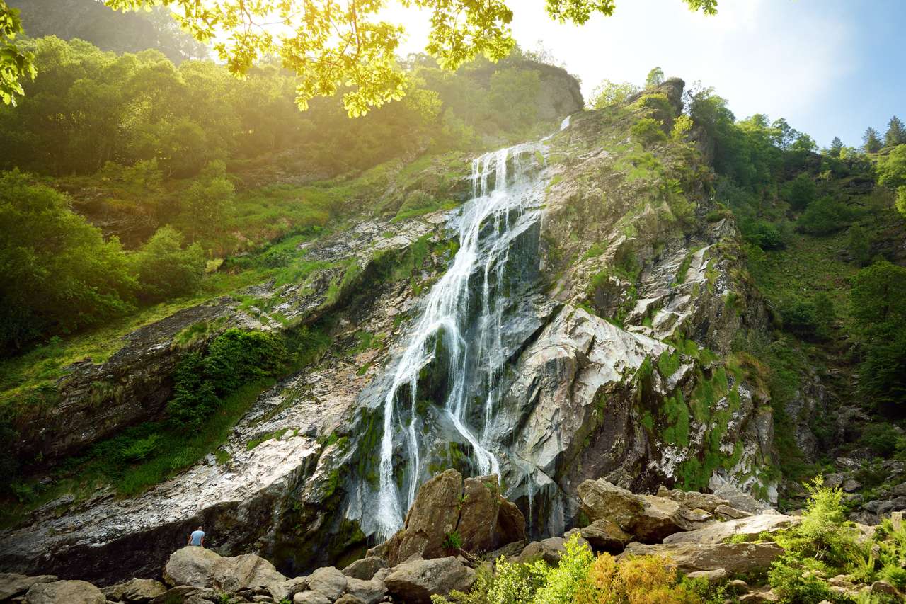Majestic Water Cascade PowerScourt Waterfall, najwyższy wodospad w Irlandii. Słynne atrakcje turystyczne w CO. Wicklow, Irlandia. puzzle online
