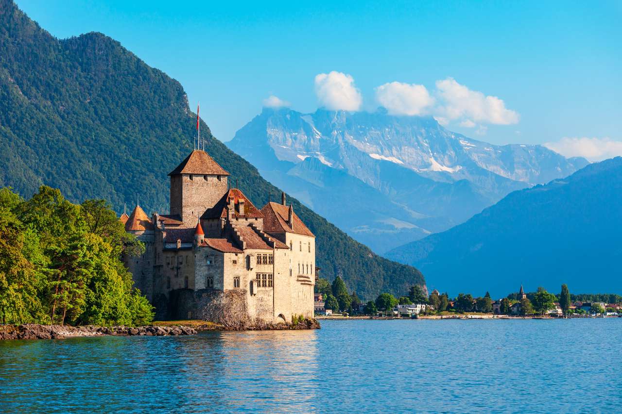 Zamek Chillon lub Chateau de Chillon to zamek wyspy położony na Lake Geneva w pobliżu miasta Montreux w Szwajcarii puzzle online