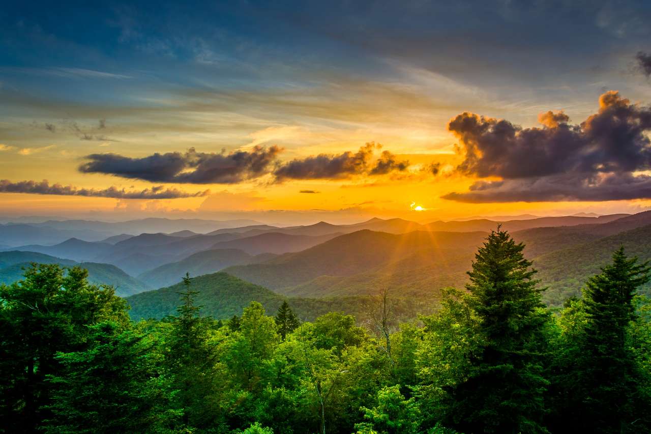Zachód słońca nad górami Appalachian z widelec Caney wychodzą na Blue Ridge Parkway w Północnej Karolinie. puzzle online