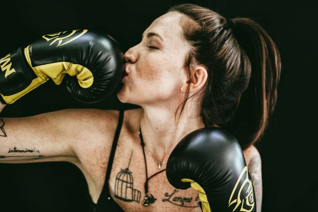 Kobieta całuje czarne skórzane rękawice bokserskie puzzle online