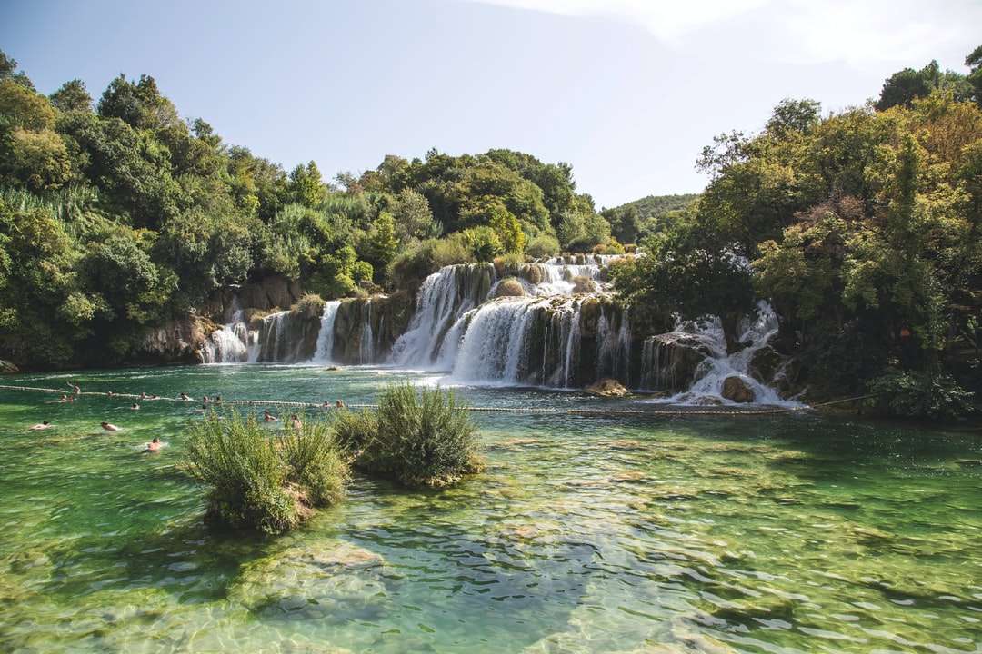 Zdjęcie krajobrazu wodospadów płynących do rzeki puzzle online