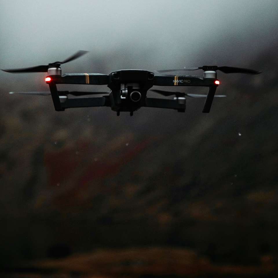 czarno-czerwony dron latający puzzle online